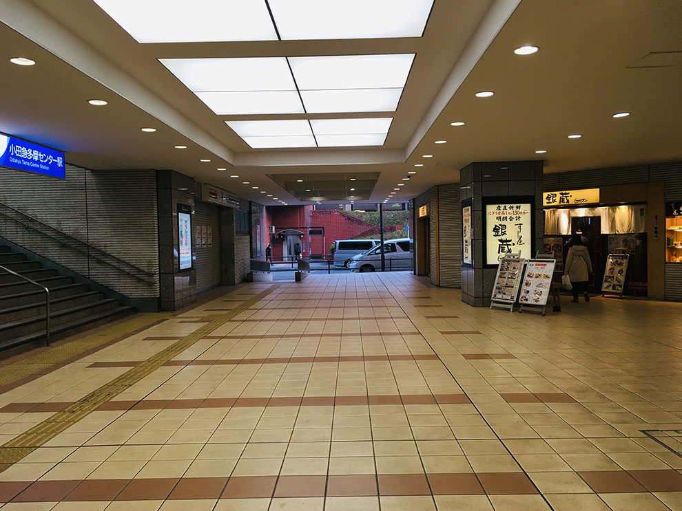 セブンイレブン小田急マルシェ多摩センター店１階階段横で銀蔵の前