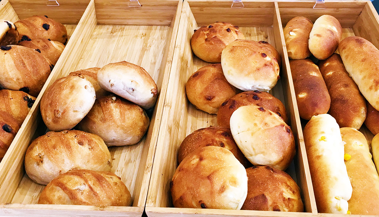 稲城長沼のブーランジェリー道のチョコパン、くるみパン、ホワイトチョコのパン、コーンパン