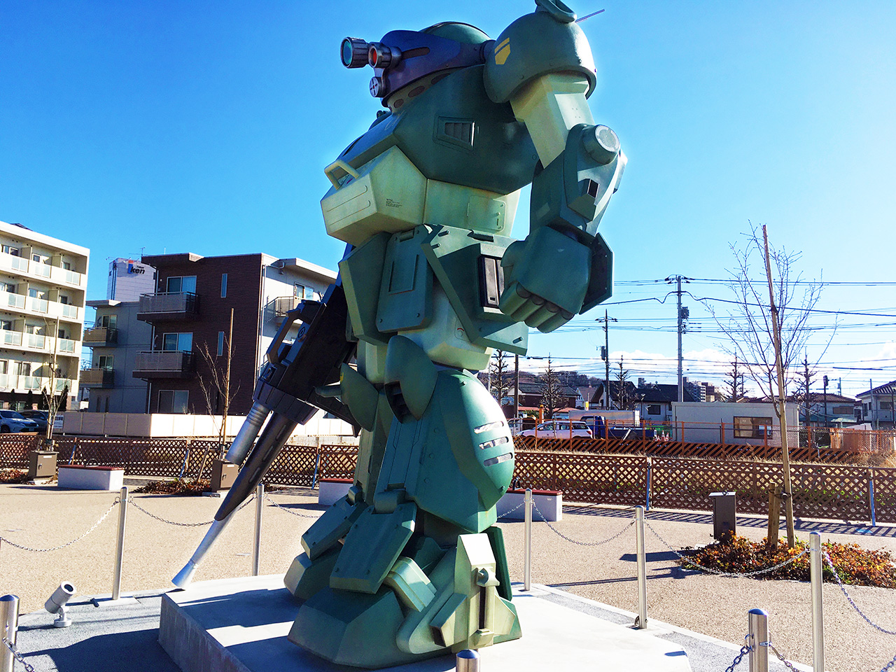 稲城長沼駅いなぎペアパークに装甲騎兵ボトムズのスコープドッグ像が降臨