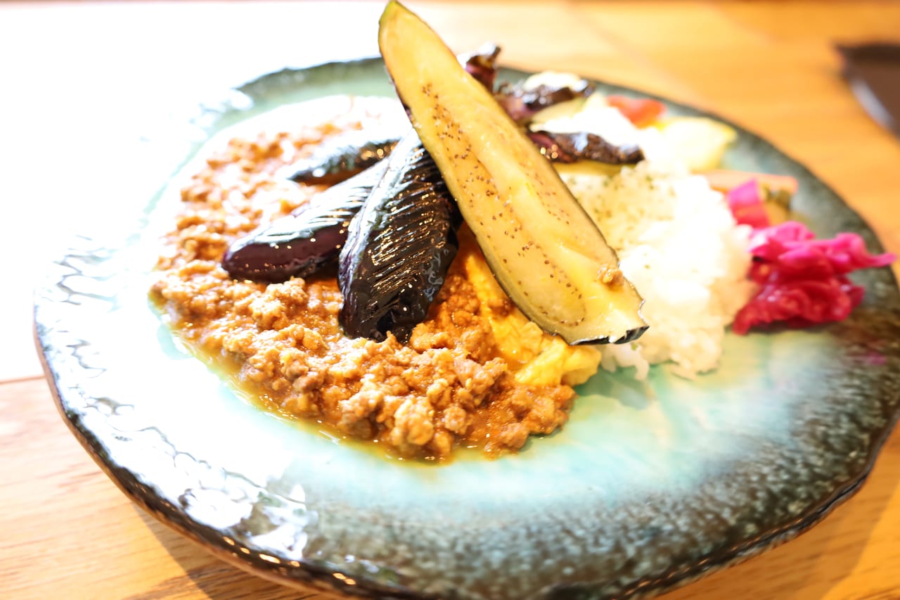 揚げナスがダイナミック！夏に食べたい『NiNiGi CAFE(ニニギカフェ)』のキーマナスカレー