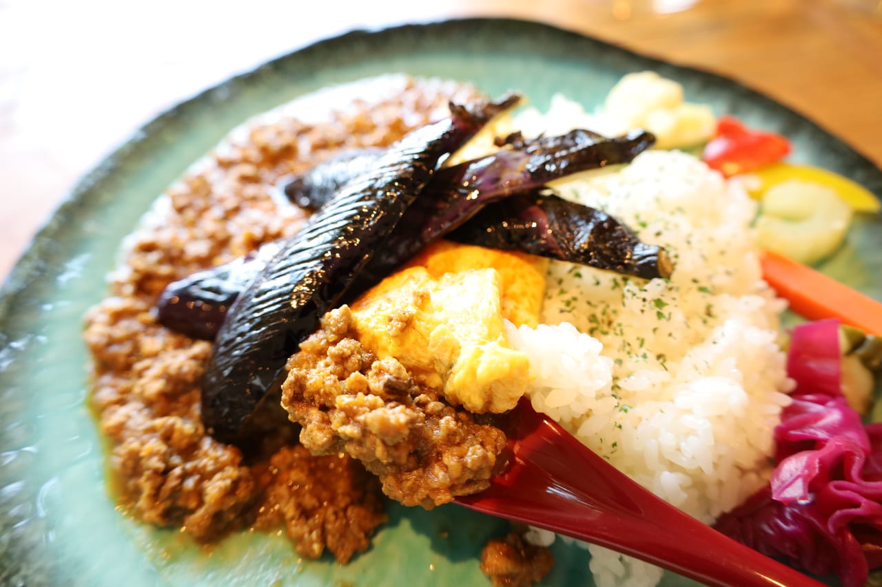 稲城市 揚げナスがダイナミック 夏に食べたい Ninigi Cafe ニニギカフェ のキーマナスカレー 号外net 多摩市 稲城市