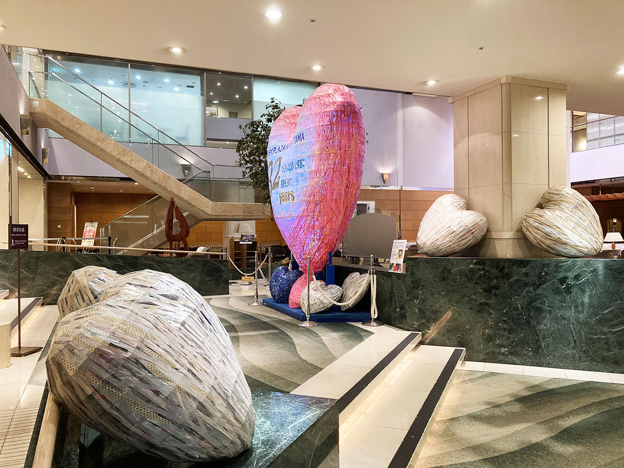 京王プラザホテル多摩で32年間の感謝の気持を込めて全長約３mの光のハート形オブジェが展示されています！