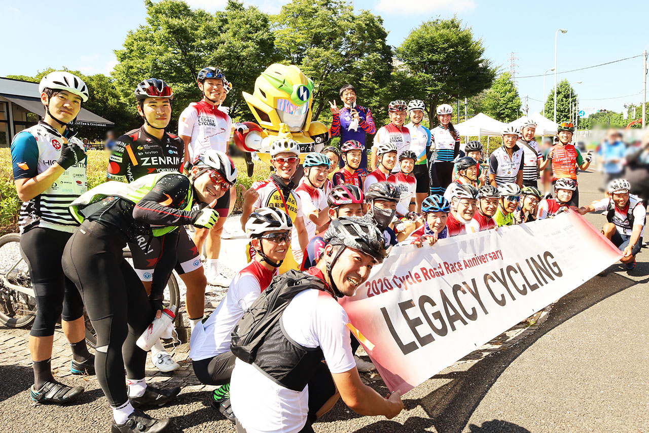自転車ロードレース レガシーサイクリングで稲城中央公園に立ち寄った選手たち