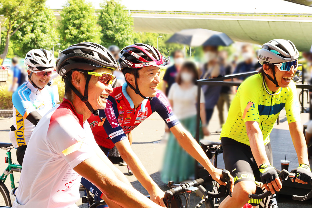 自転車ロードレース レガシーサイクリングで稲城中央公園に立ち寄った選手たち