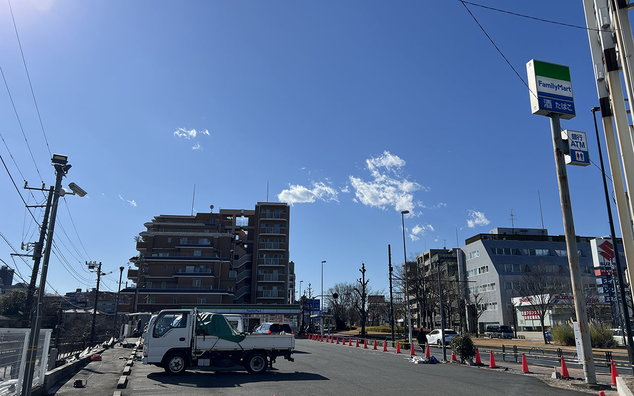 ファミリーマート秀栄多摩ニュータウン通り店駐車場