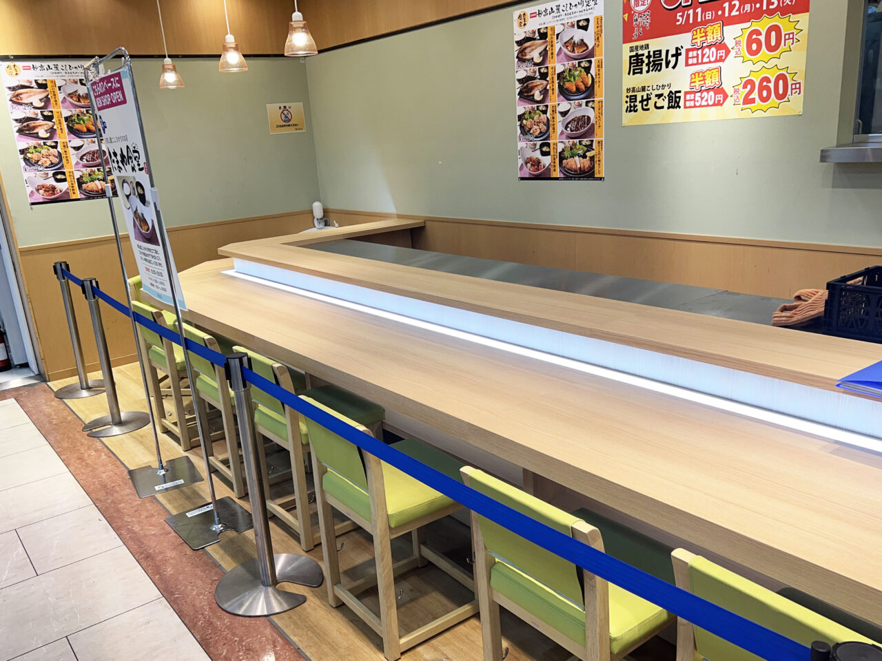 たまやのカウンターと座席