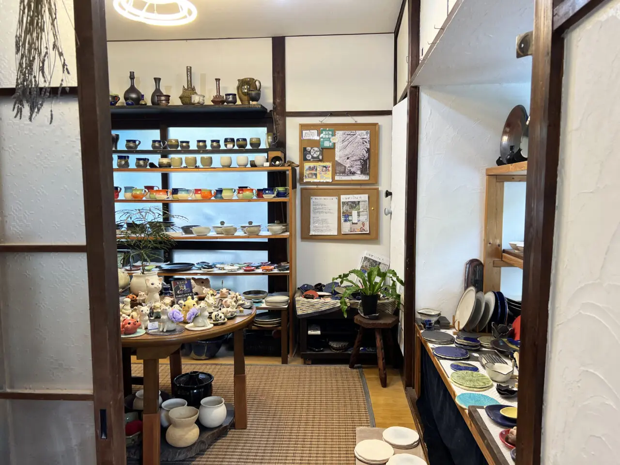 濱陶器店内