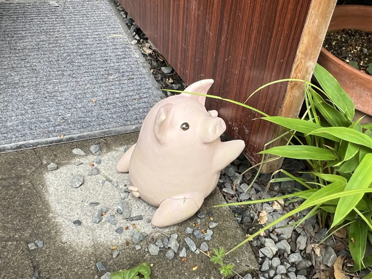お見送りしてくれた、陶器製のぶたのドアストッパー