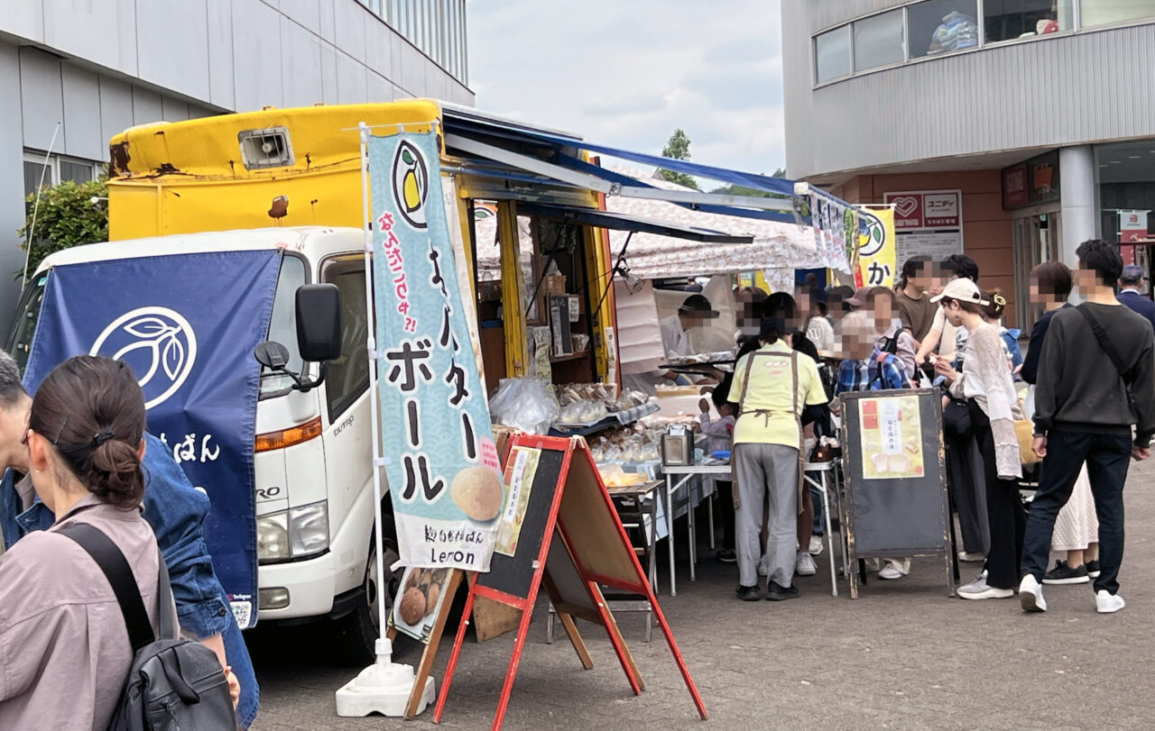 麹パンの店の行列