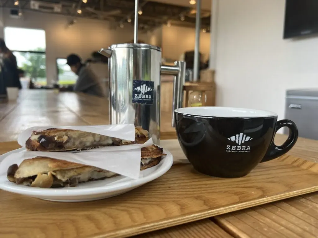 パニーニとフレンチプレスコーヒー