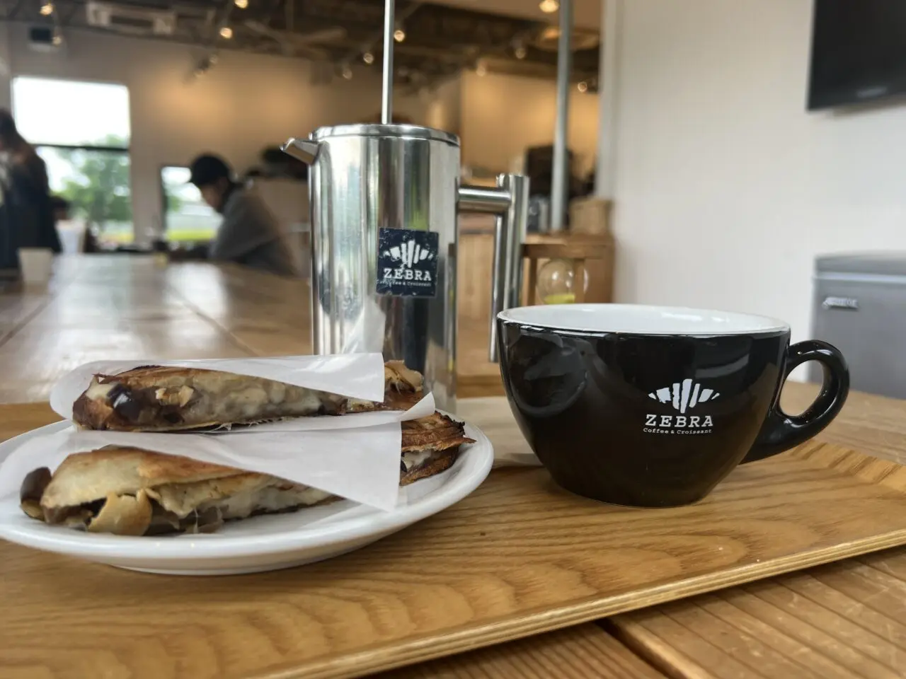 パニーニとフレンチプレスコーヒー