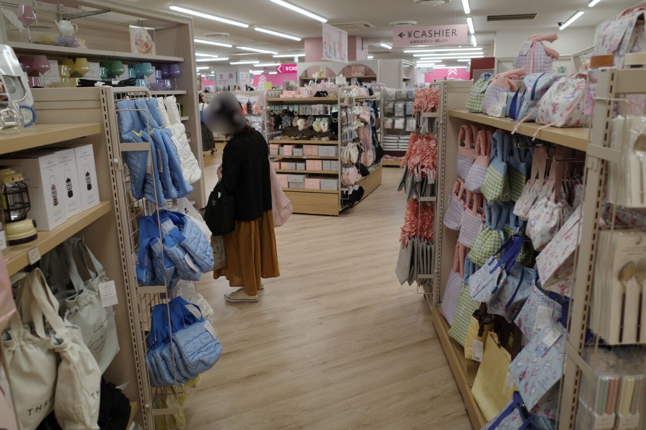 京王聖蹟桜ヶ丘SC B館6Fに新規オープンしたTHREEPPYの店内