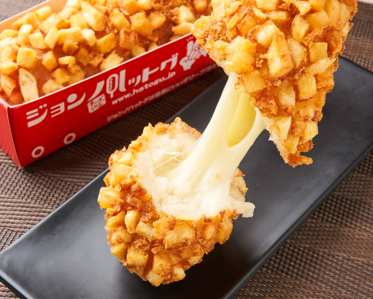 よみうりランドプールWAIのジョンノ屋台村で販売されるポテトモッツァレラハットグ