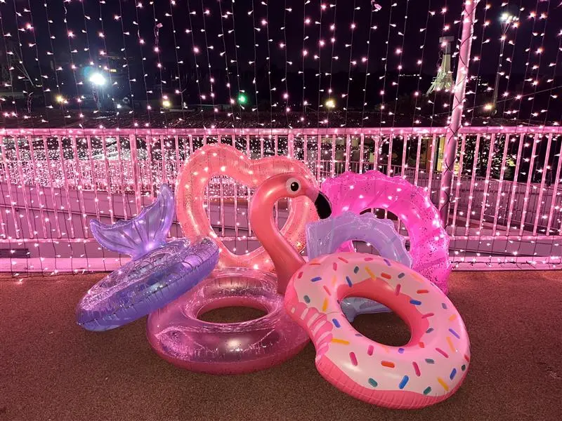 よみうりランドプールWAIのナイトプールでは、可愛い浮き輪などがレンタルできます。