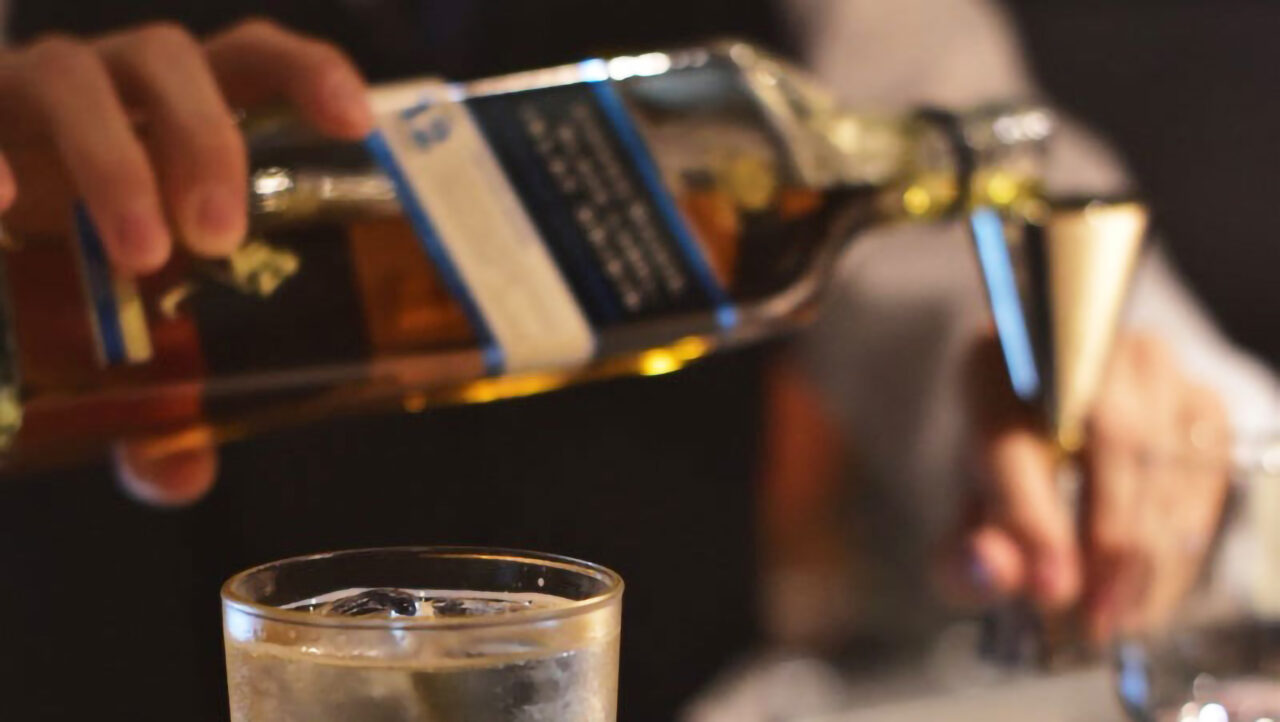 BAR「お酒の美術館」では、“あらゆる生活シーンにBAR文化を”という理念のもと、繁華街の路面店をはじめ、駅構内や空港といった公共交通機関の構内のほかにコンビニ内へも出店。様々な人がBARを身近に感じられる「気軽に飲めるBAR」を展開し、2030年までに全国1,000店舗の出店を目指しているそうです。