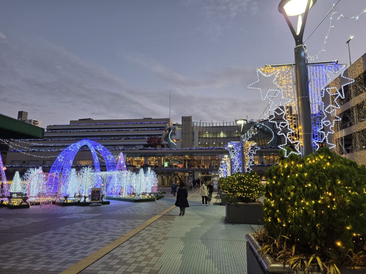 イルミネーションコーナーの周辺にも素敵な電飾が設置されています