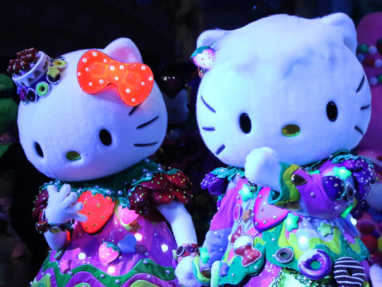 来場者にパレード中に感謝を伝えるキャラクター達