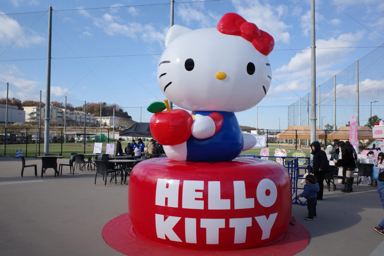 グラウンド外の広場に設置された巨大なハローキティ―バルーン