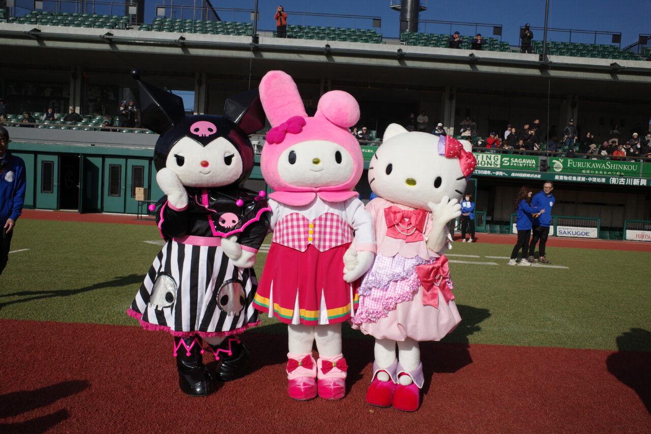 サンリオベースボールアカデミーの応援に駆け付けたクロミ、マイメロディ、ハローキティ―
