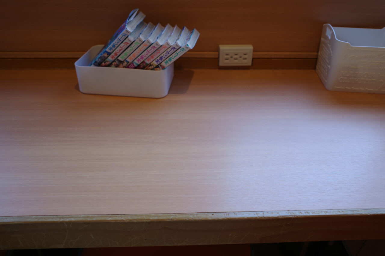 たまねこ店内のカウンターには、コンセントや漫画もあるのでPC作業や勉強をしたり、読書を楽しむこともできます。