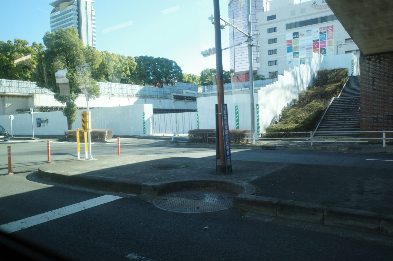 自動走行実証実験が行われる道路には、案内が出ています