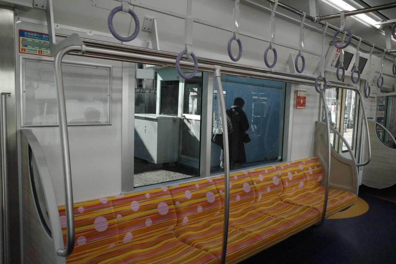 京王2000系の普通車両車内