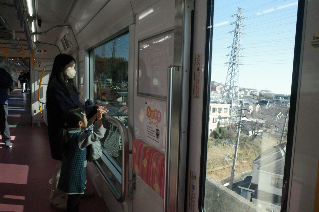 ひだまりスペースは、子どもたちが車窓を楽しむのにぴったりの設計です