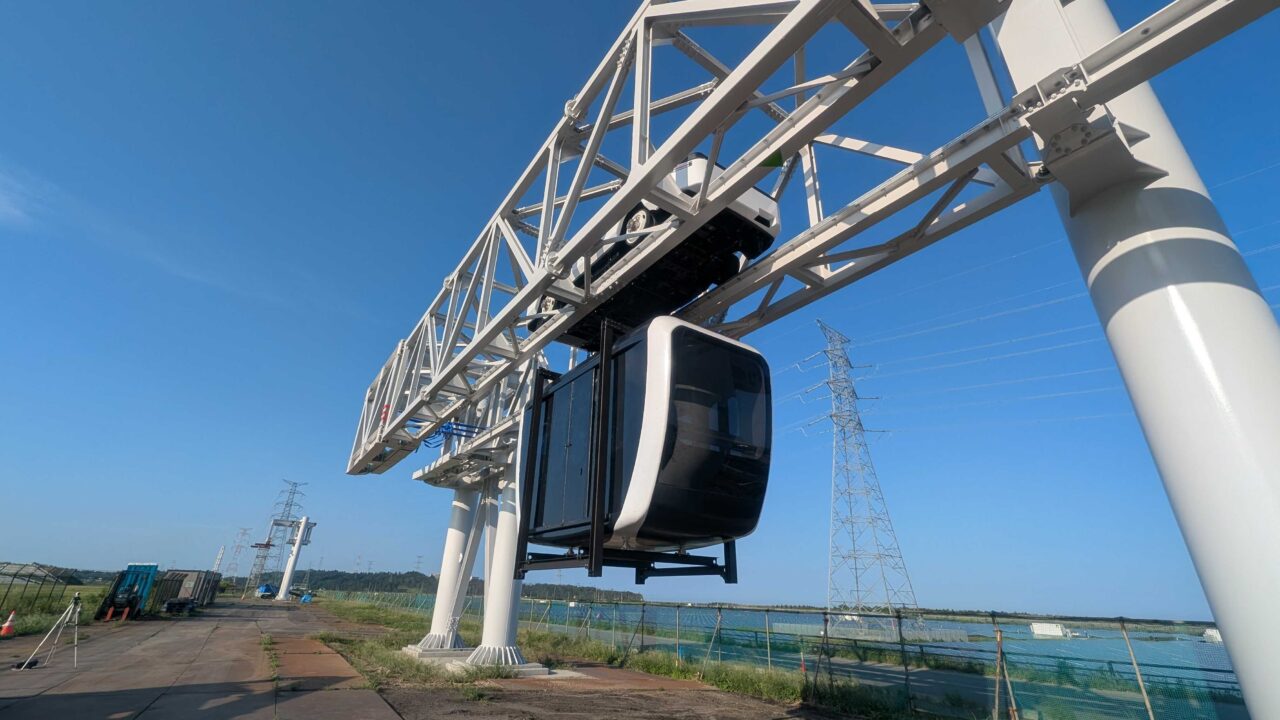 導入が期待されている自走型ロープウェイ「Zippar（ジッパー）」です。 「低コスト・自由設計・自動運転」を特徴としており、モノレールの約1/5のコストと期間で建設が可能という画期的なシステムです。